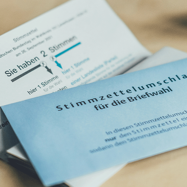 Stimmzettel und Briefwahlumschlag – Symbol für parteiliche Unabhängigkeit