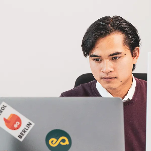 Mitarbeiter konzentriert am Laptop