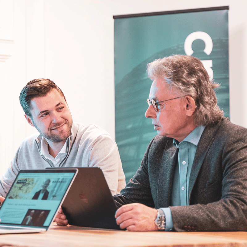 Simon Mai und Michael Bußer im Beratungsgespräch am Konferenztisch