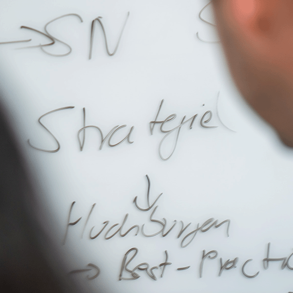 Strategieentwicklung auf Whiteboard als Symbol für Erfahrung