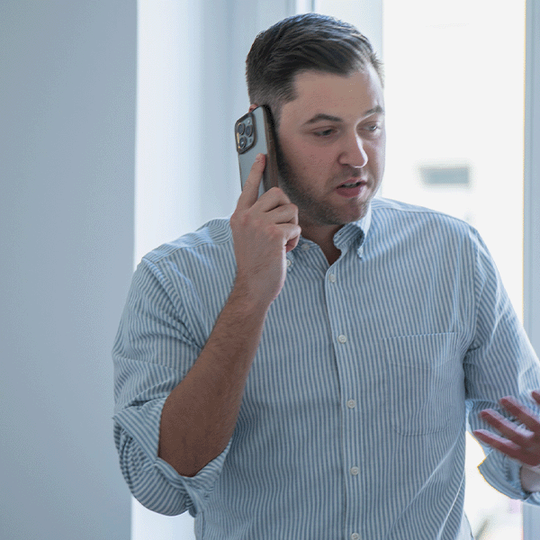 Direktkandidat im Telefonat – Kontaktaufnahme mit creategy